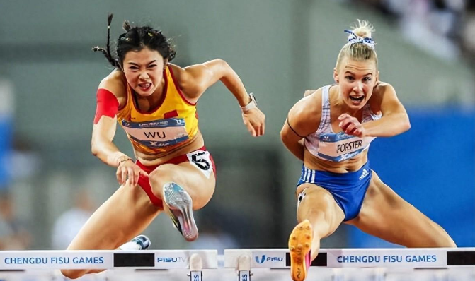 中国选手吴艳妮跑出12秒86强势夺冠。
